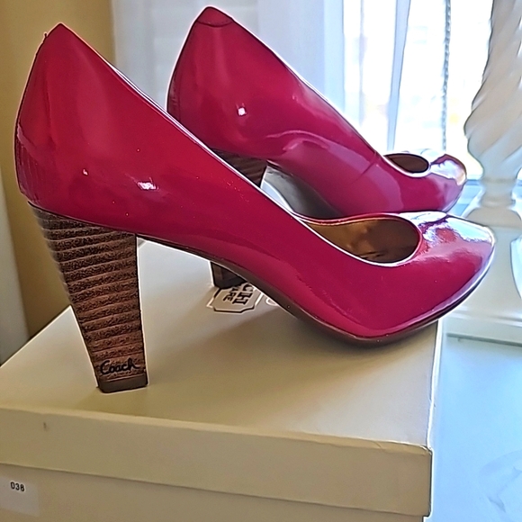 Coach fuchsia patent pumps heels Sz 5 - Picture 5 of 7